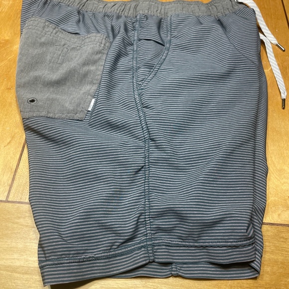 Vuori Kore Lined Shorts Green/Gray Striped with 7 inch Inseam - Picture 10 of 15